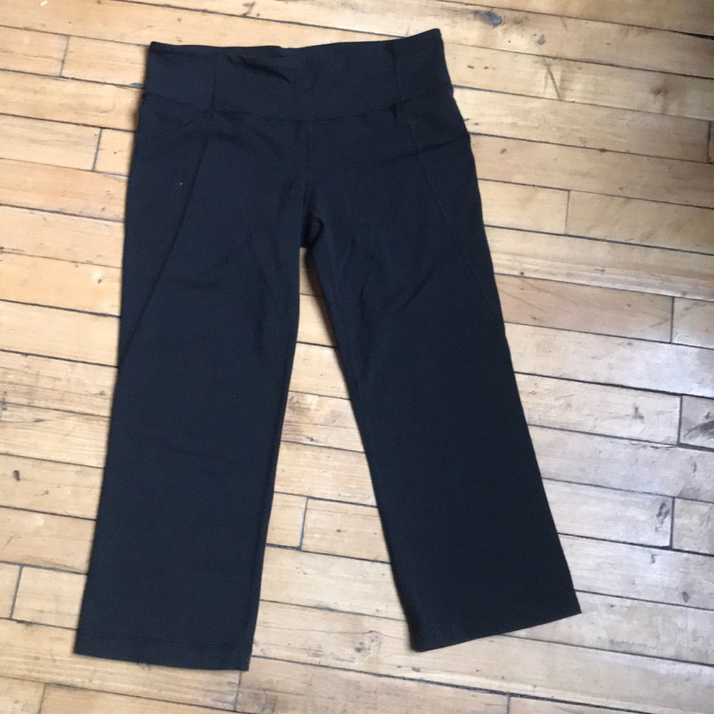 Size 8 Black Lululemon split calf crops